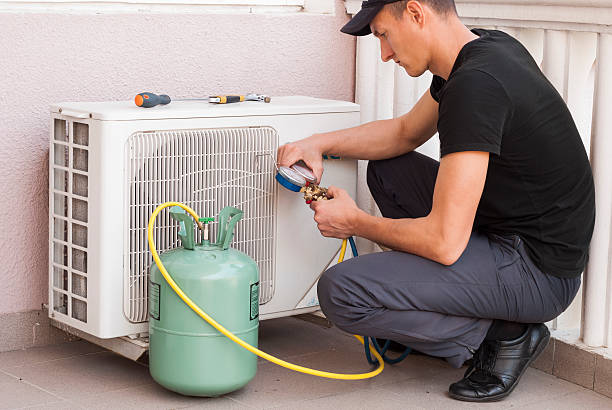 master of repair air conditioners at work
